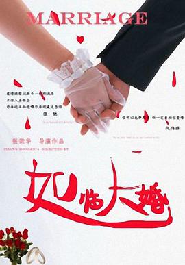 瀑布下的中年妇女